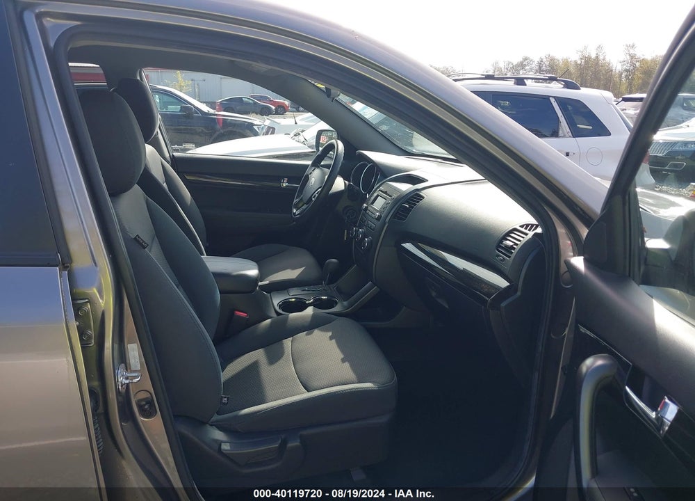 2013 KIA SORENTO LX V6 VIN: 5XYKTDA28DG416272