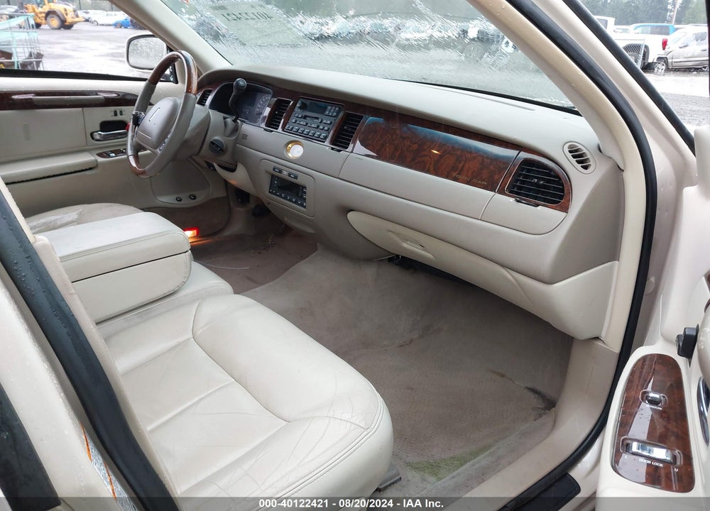 2000 LINCOLN TOWN CAR CARTIER VIN: 1LNHM83W5YY895256