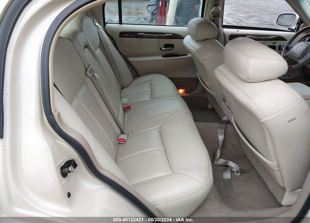 2000 LINCOLN TOWN CAR CARTIER VIN: 1LNHM83W5YY895256
