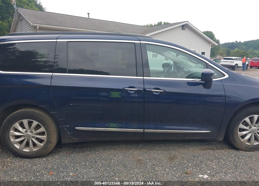 2017 CHRYSLER PACIFICA TOURING L VIN: 2C4RC1BG7HR705927