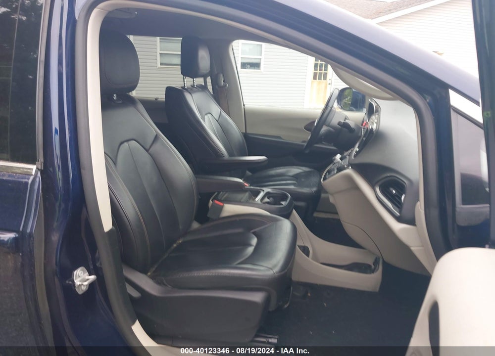 2017 CHRYSLER PACIFICA TOURING L VIN: 2C4RC1BG7HR705927
