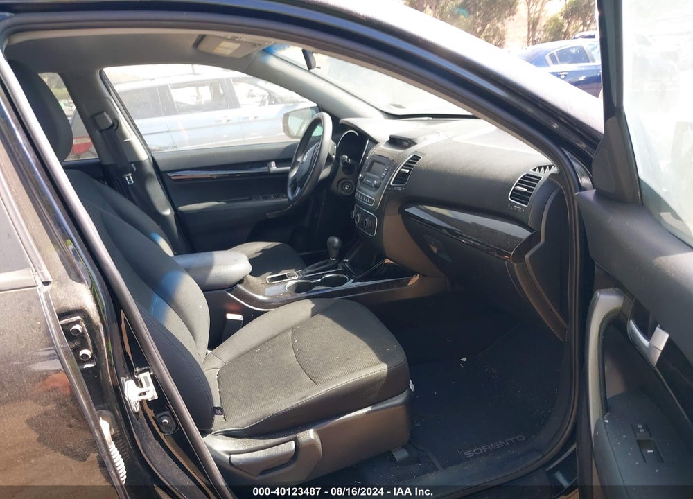 2015 KIA SORENTO LX V6 VIN: 5XYKT4A71FG639008
