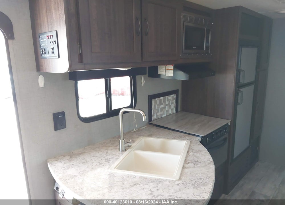 2018 ZINGER ZR328SB VIN: 4YDT32820JS371698