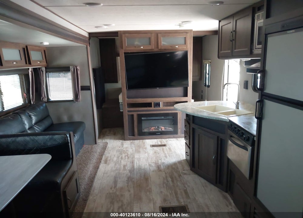 2018 ZINGER ZR328SB VIN: 4YDT32820JS371698