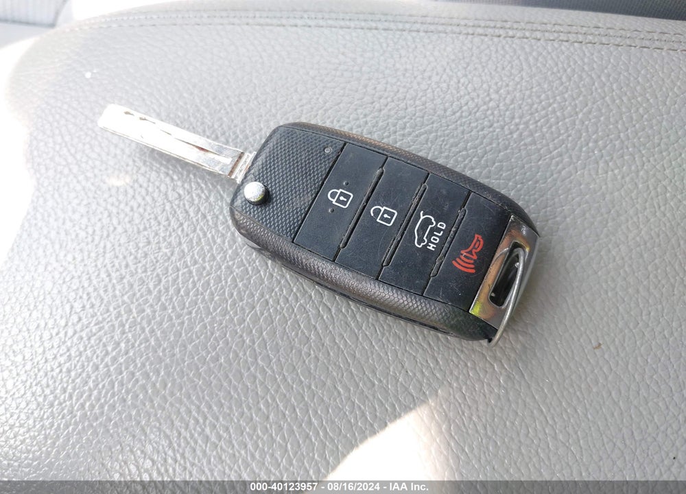 2015 KIA SORENTO LX VIN: 5XYKTDA69FG560192