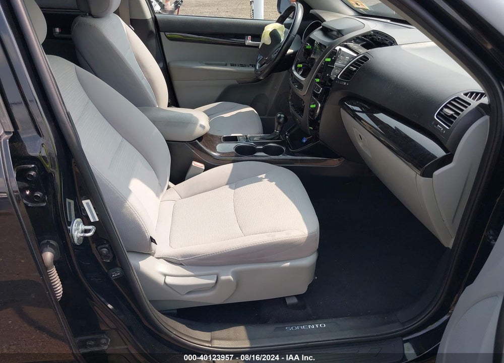 2015 KIA SORENTO LX VIN: 5XYKTDA69FG560192