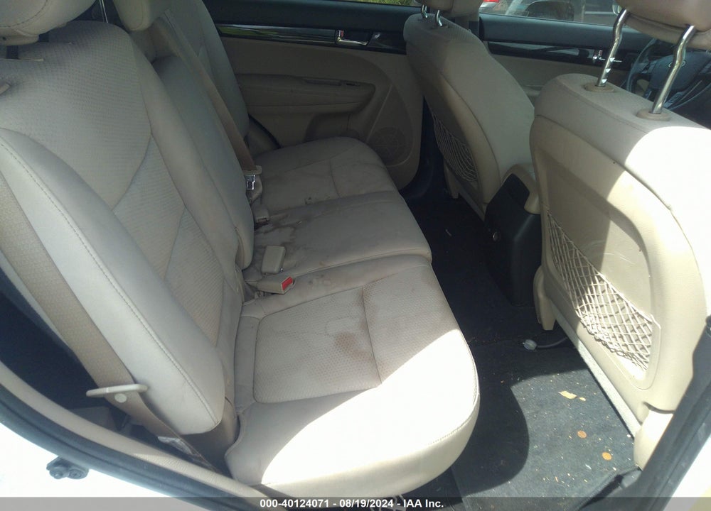 2011 KIA SORENTO LX VIN: 5XYKTCA16BG008366
