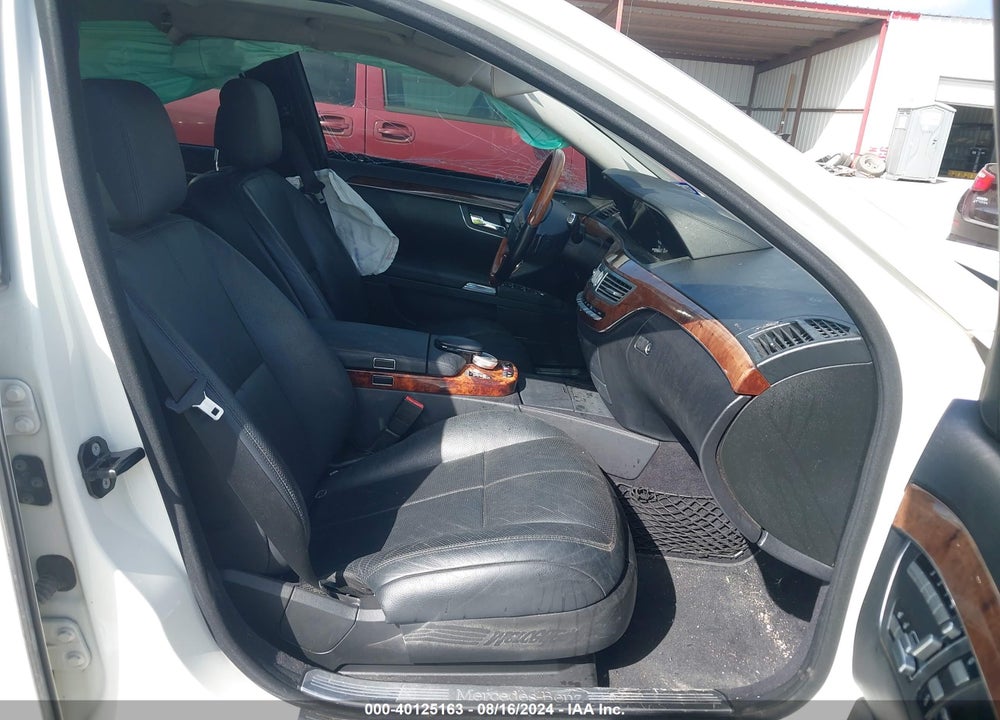 2009 MERCEDES-BENZ S 550 VIN: WDDNG71X29A243800