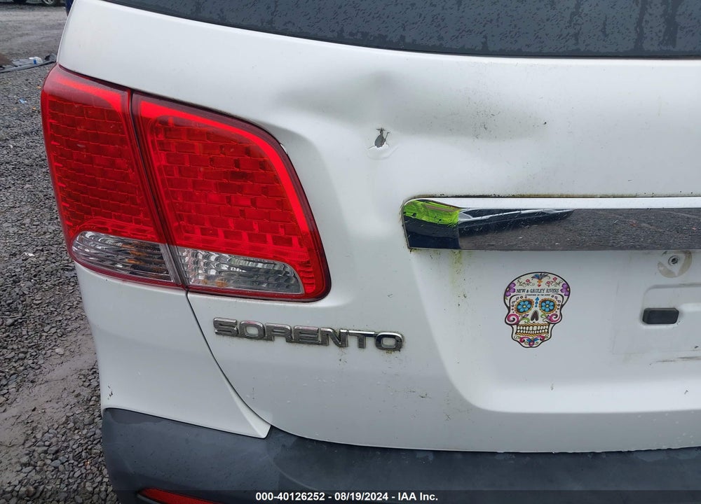 2011 KIA SORENTO LX VIN: 5XYKTCA12BG011782