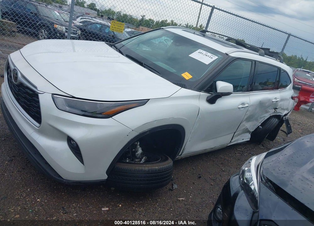 2022 TOYOTA HIGHLANDER XLE VIN: 5TDGZRBH0NS576476
