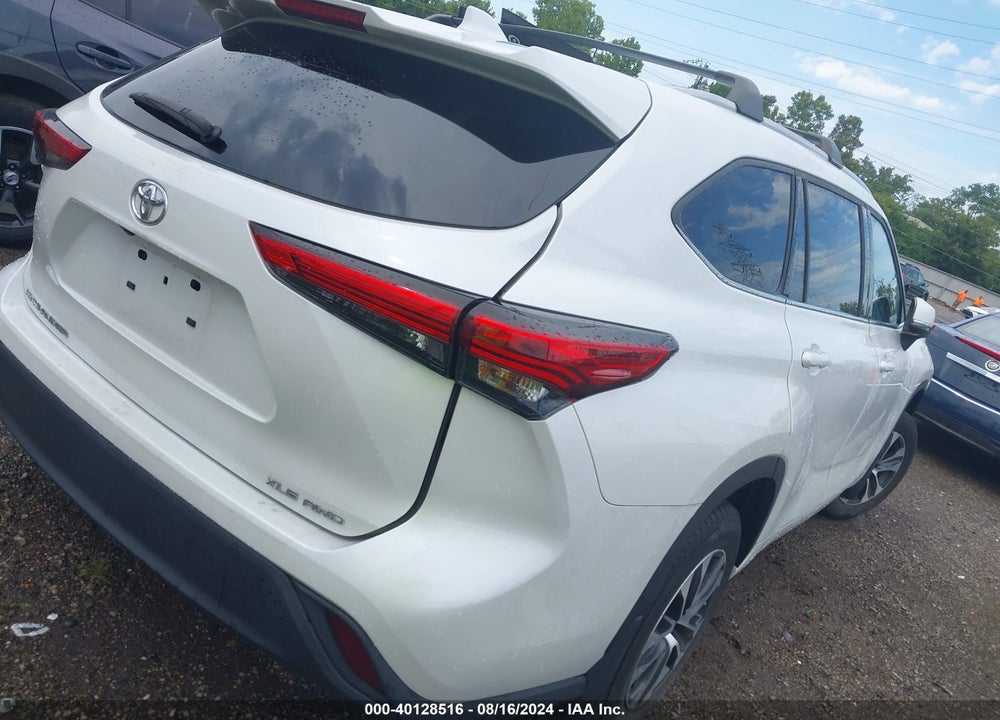 2022 TOYOTA HIGHLANDER XLE VIN: 5TDGZRBH0NS576476