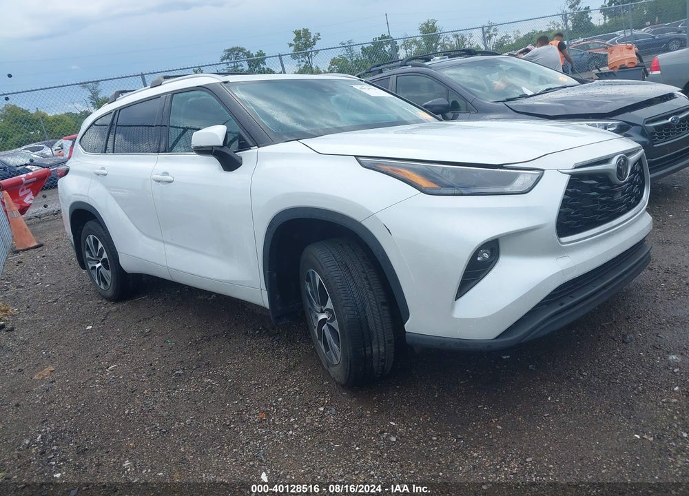 2022 TOYOTA HIGHLANDER XLE VIN: 5TDGZRBH0NS576476