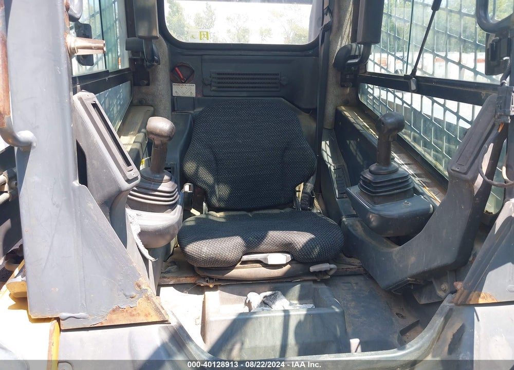 2009 JOHN DEERE SKID STEER VIN: 323DK180080