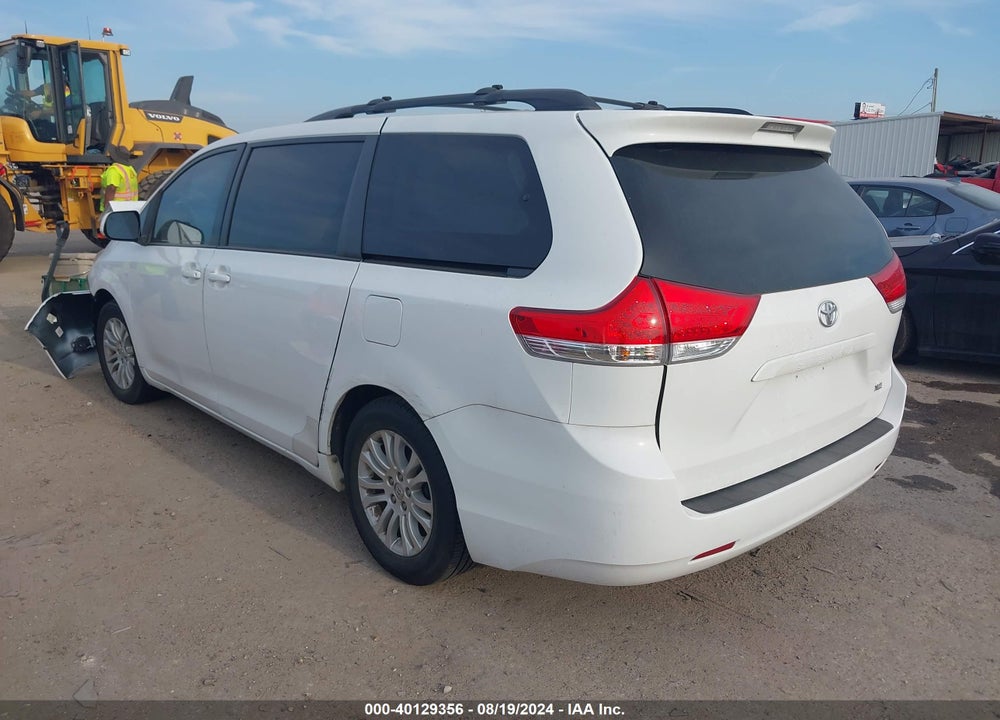2014 TOYOTA SIENNA XLE V6 8 PASSENGER VIN: 5TDYK3DC6ES417016