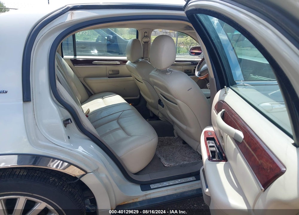 2004 LINCOLN TOWN CAR ULTIMATE VIN: 1LNHM83W94Y641138