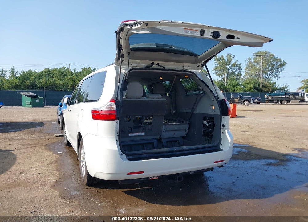 2015 TOYOTA SIENNA XLE 8 PASSENGER VIN: 5TDYK3DC1FS627413
