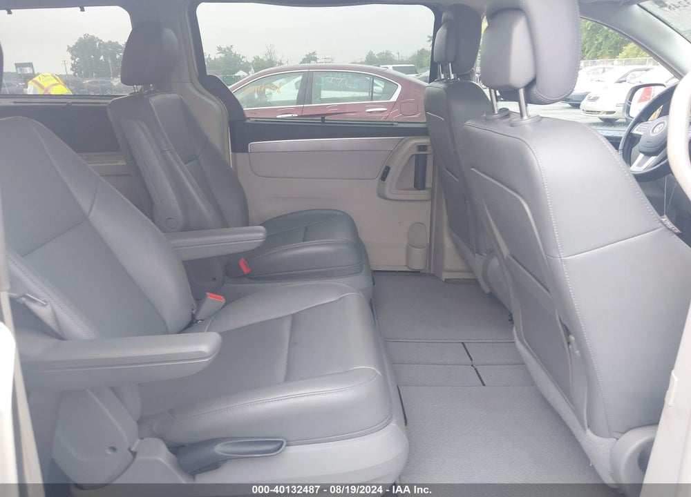 2011 VOLKSWAGEN ROUTAN SE VIN: 2V4RW3DG6BR738897