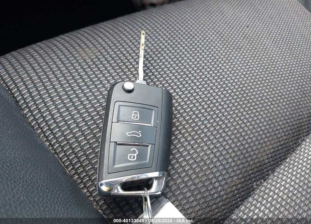 2017 TOYOTA COROLLA SE VIN: 5YFBURHEXHP735670