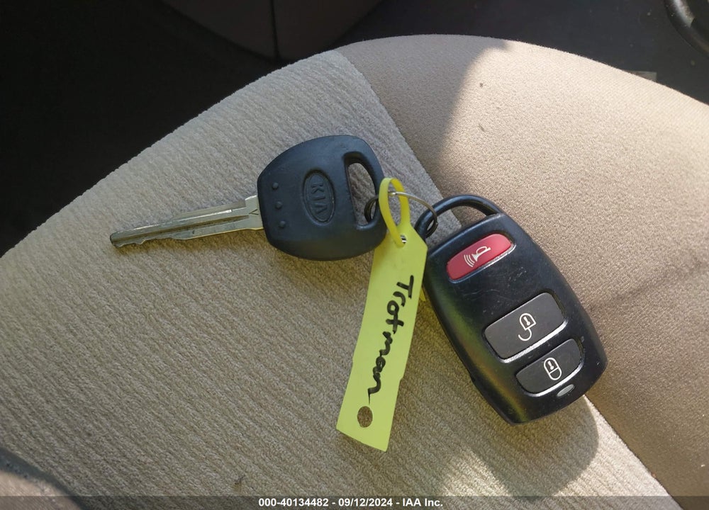 2011 KIA SEDONA LX VIN: KNDMG4C74B6414282
