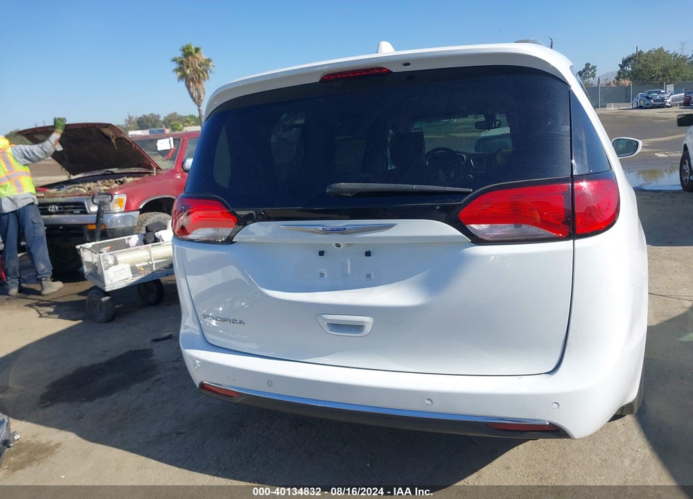 2018 CHRYSLER PACIFICA TOURING L VIN: 2C4RC1BG9JR142532