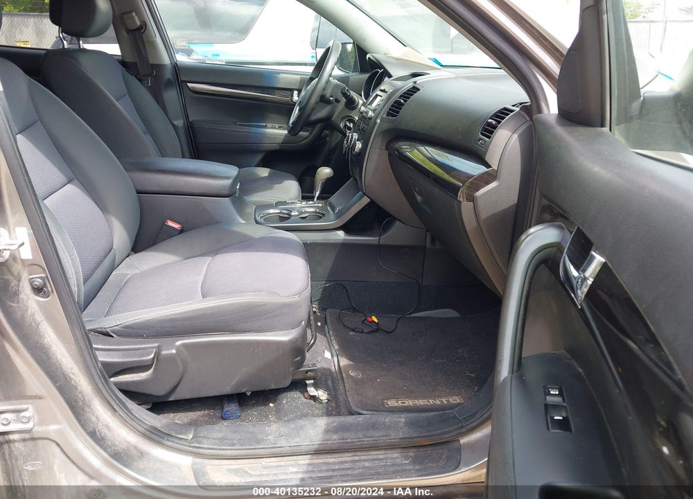 2011 KIA SORENTO LX VIN: 5XYKTCA13BG006154