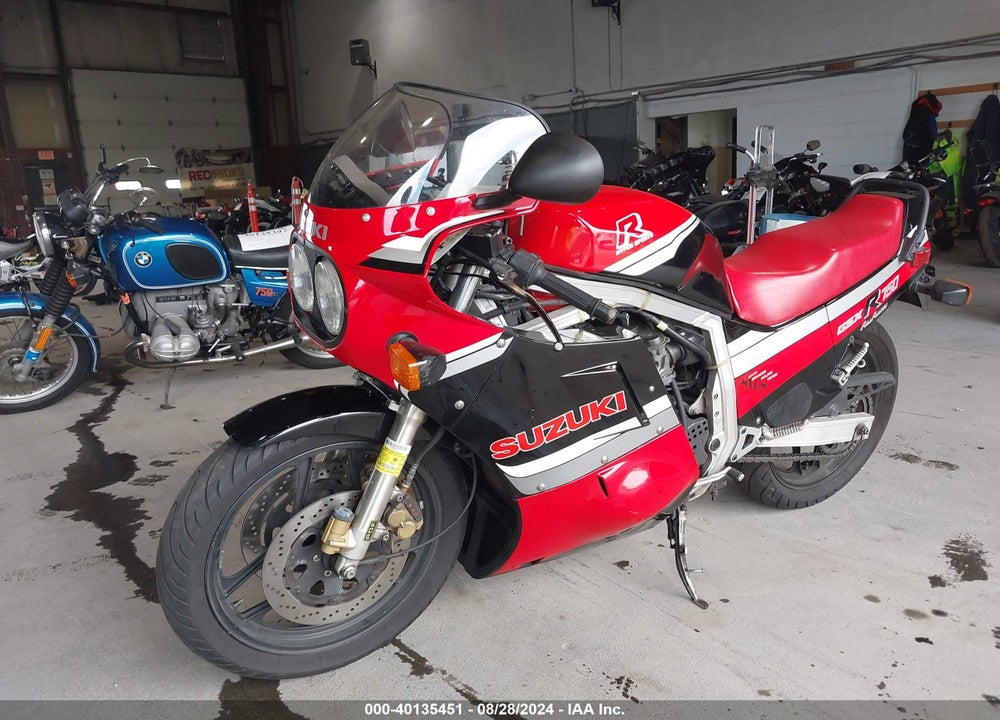 1986 SUZUKI GSX-R750 VIN: JS1GR75A9G2101643