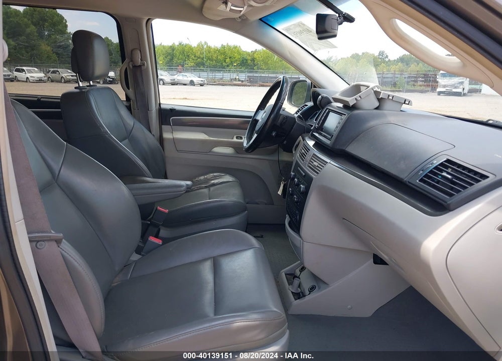 2010 VOLKSWAGEN ROUTAN VIN: 2V4RW3D16AR296102