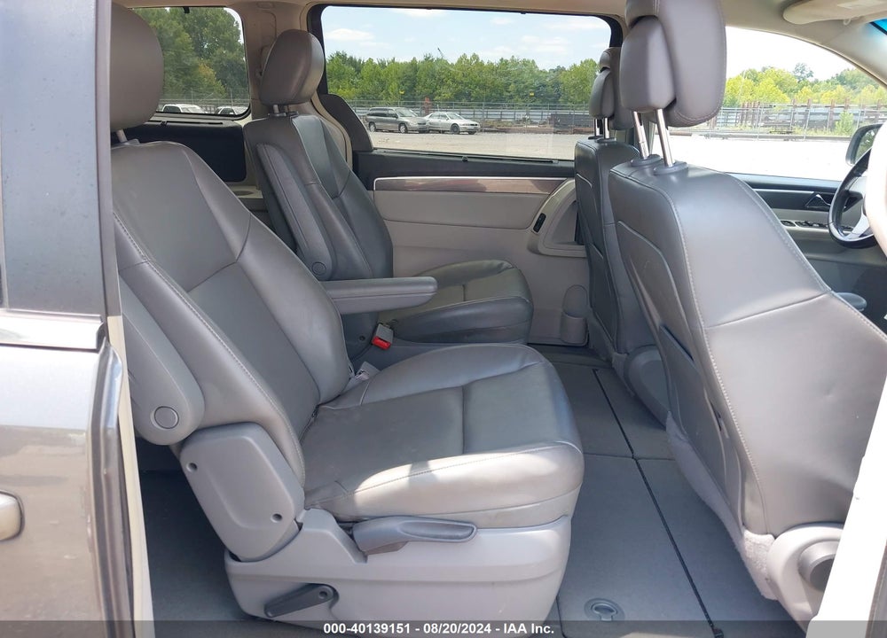 2010 VOLKSWAGEN ROUTAN VIN: 2V4RW3D16AR296102