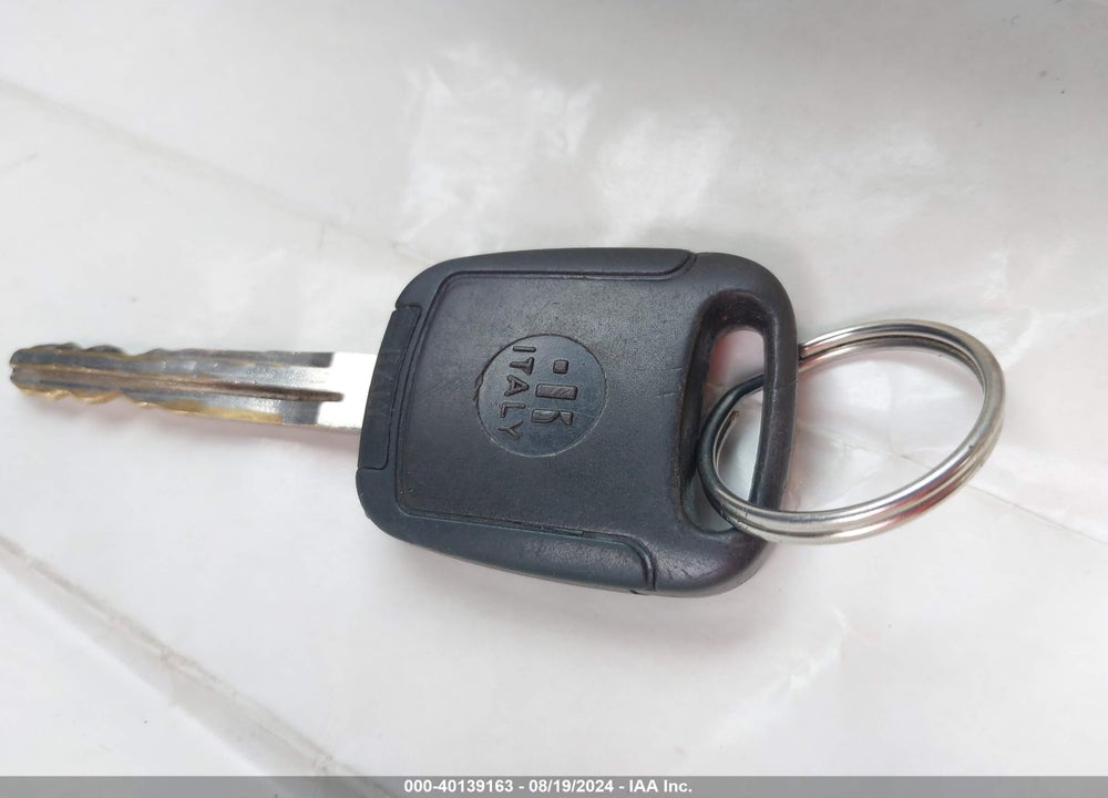 2005 TOYOTA COROLLA LE VIN: 2T1BR32E05C480272