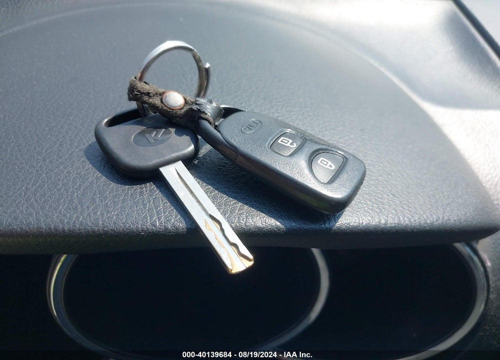 2012 KIA SORENTO LX VIN: 5XYKT3A17CG203748