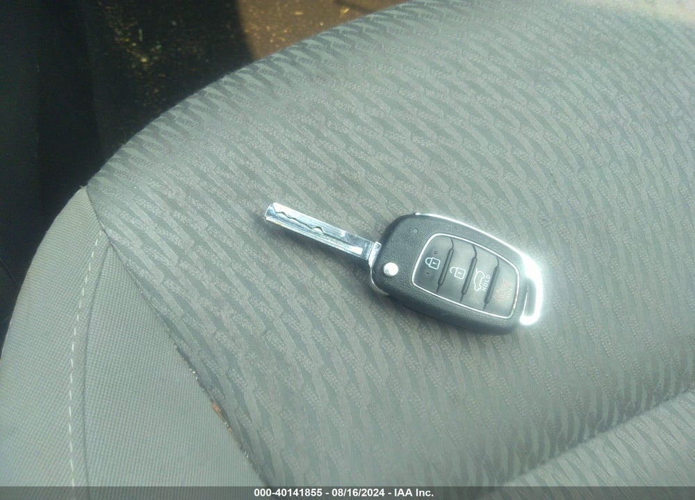 2017 HYUNDAI SANTA FE VIN: KM8SMDHF2HU202769