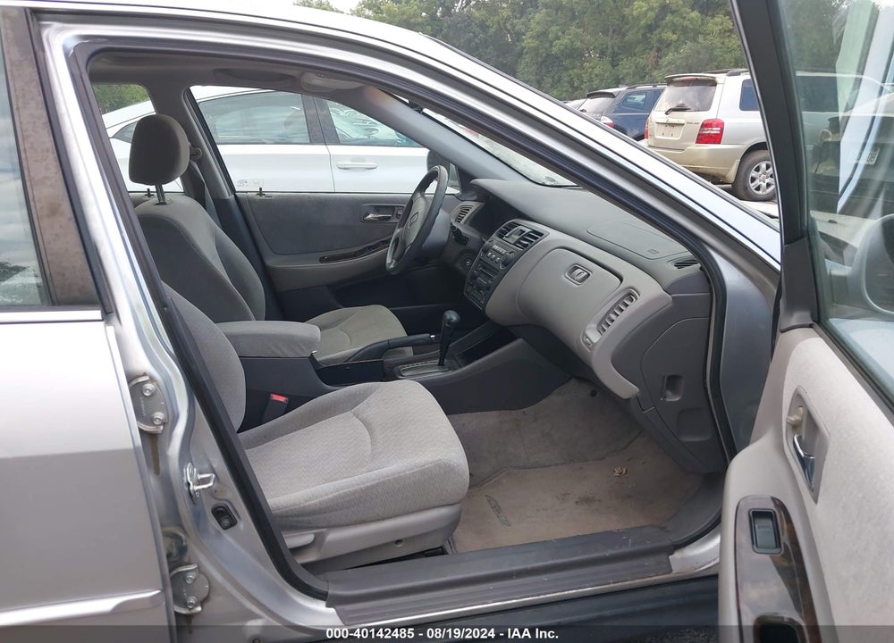 2002 HONDA ACCORD 2.3 SE VIN: 1HGCG56762A110396