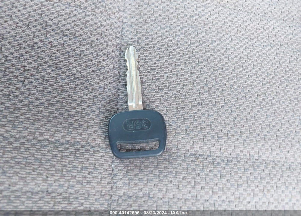 2000 TOYOTA TUNDRA SR5 V8 VIN: 5TBBT4413YS108656