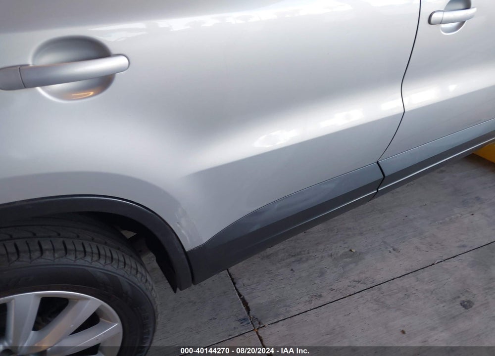 2011 VOLKSWAGEN TIGUAN SE VIN: WVGAV7AX0BW514887