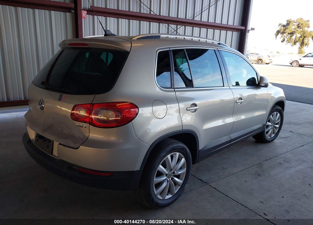 2011 VOLKSWAGEN TIGUAN SE VIN: WVGAV7AX0BW514887