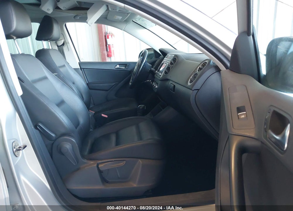 2011 VOLKSWAGEN TIGUAN SE VIN: WVGAV7AX0BW514887