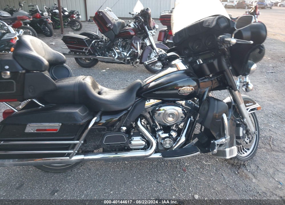 2010 HARLEY-DAVIDSON FLHTCU VIN: 1HD1FC416AB645098