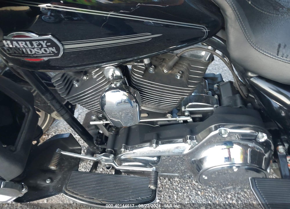 2010 HARLEY-DAVIDSON FLHTCU VIN: 1HD1FC416AB645098