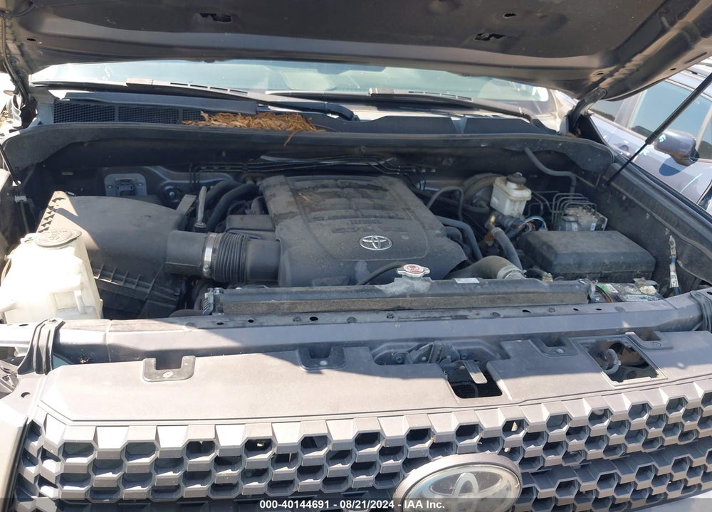 2018 TOYOTA TUNDRA SR5 5.7L V8 VIN: 5TFUW5F10JX685946