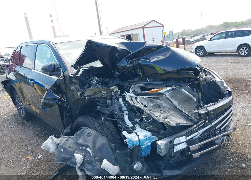 2019 TOYOTA HIGHLANDER XLE VIN: 5TDJZRFH0KS591250