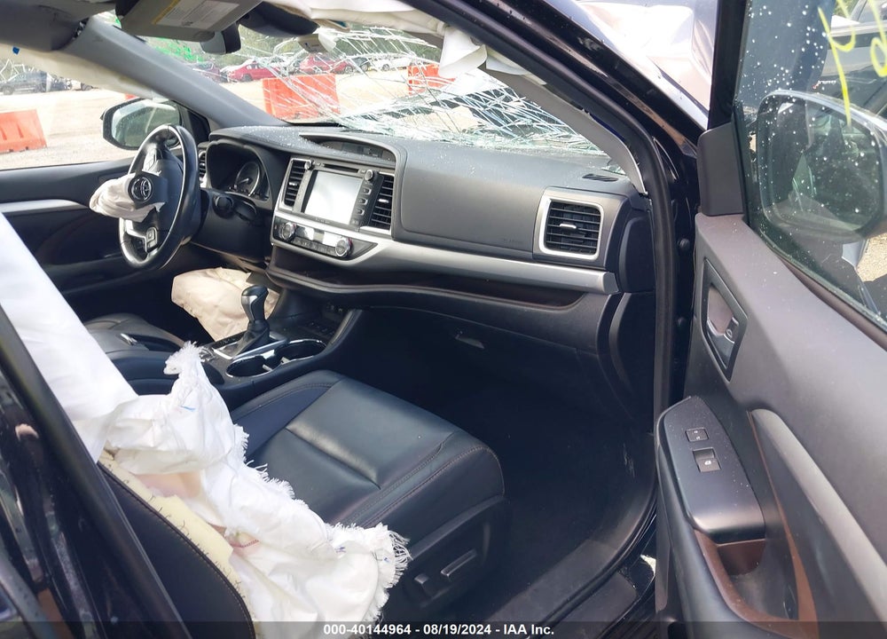 2019 TOYOTA HIGHLANDER XLE VIN: 5TDJZRFH0KS591250