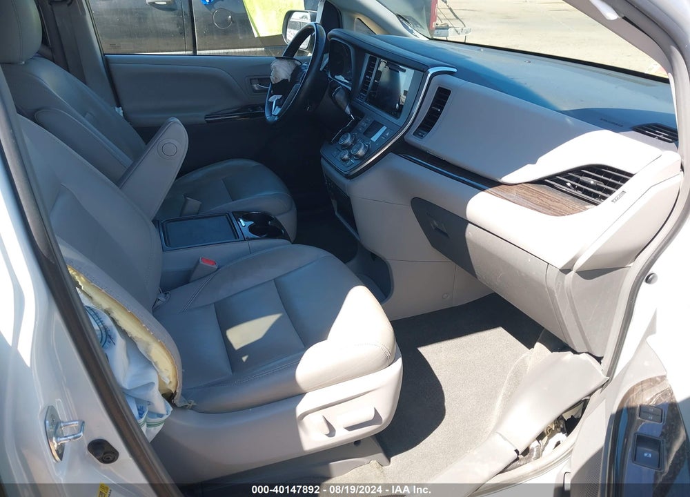 2017 TOYOTA SIENNA XLE 8 PASSENGER VIN: 5TDYZ3DC3HS786190