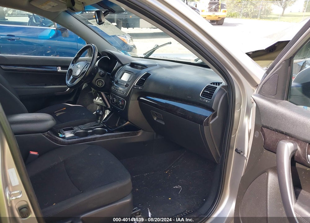 2014 KIA SORENTO LX VIN: 5XYKTCA6XEG527713