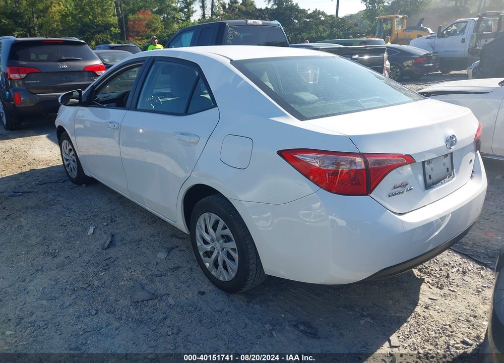 2018 TOYOTA COROLLA LE VIN: 5YFBURHE1JP762455