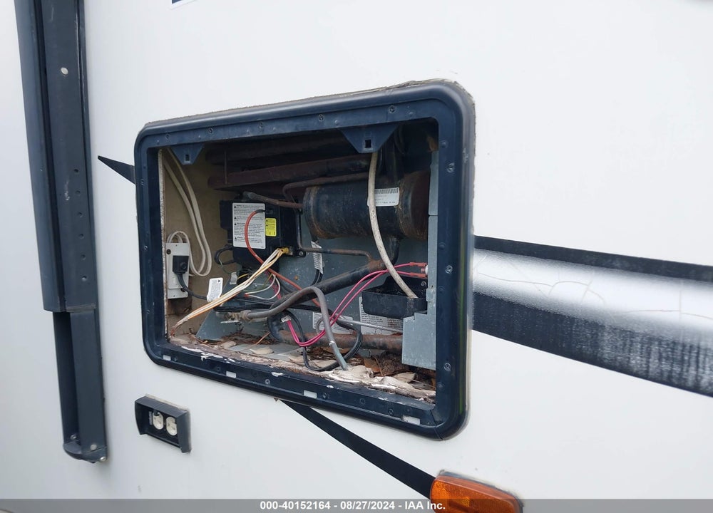 2014 VENTURE TRAVEL TRAILER VIN: 4EZT13221E8076165