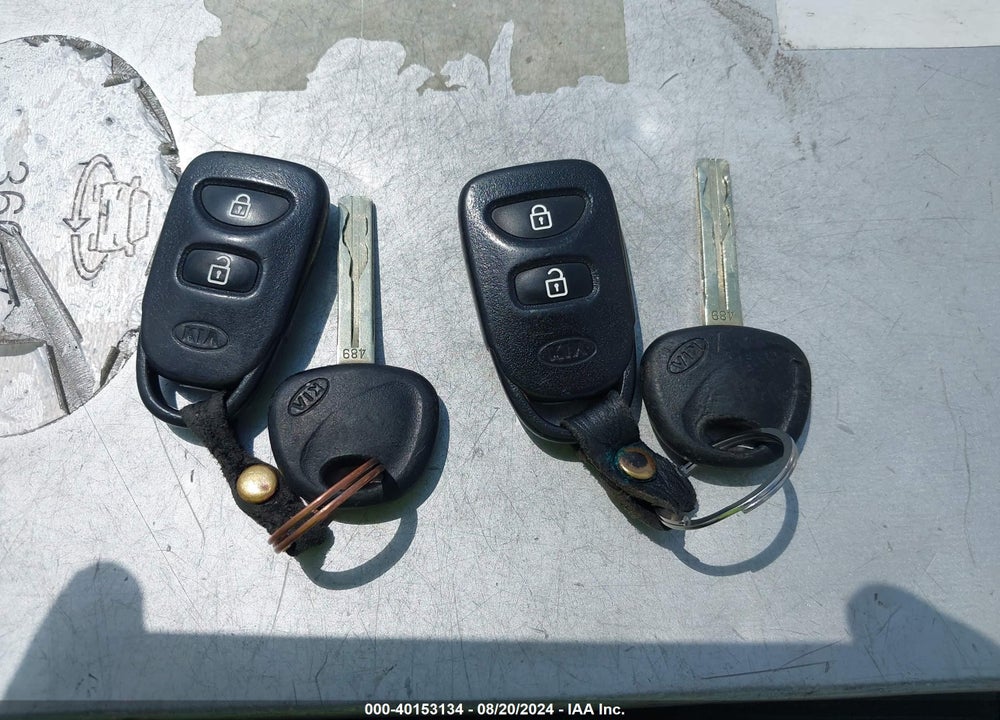 2011 KIA SORENTO LX VIN: 5XYKT3A14BG009158