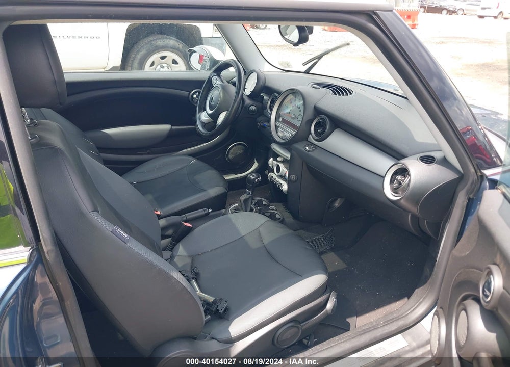 2009 MINI COOPER VIN: WMWMF33519TW76460