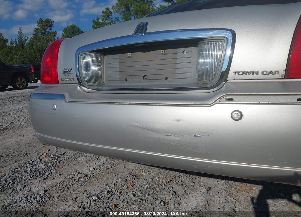 2003 LINCOLN TOWN CAR SIGNATURE VIN: 1LNHM82W33Y626988