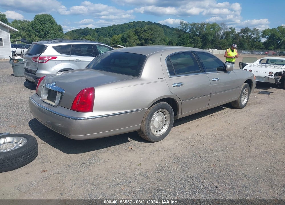 2000 LINCOLN TOWN CAR EXECUTIVE VIN: 1LNHM81W5YY924869