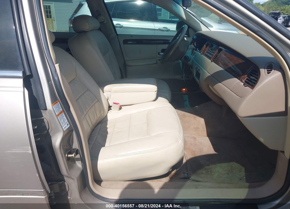 2000 LINCOLN TOWN CAR EXECUTIVE VIN: 1LNHM81W5YY924869